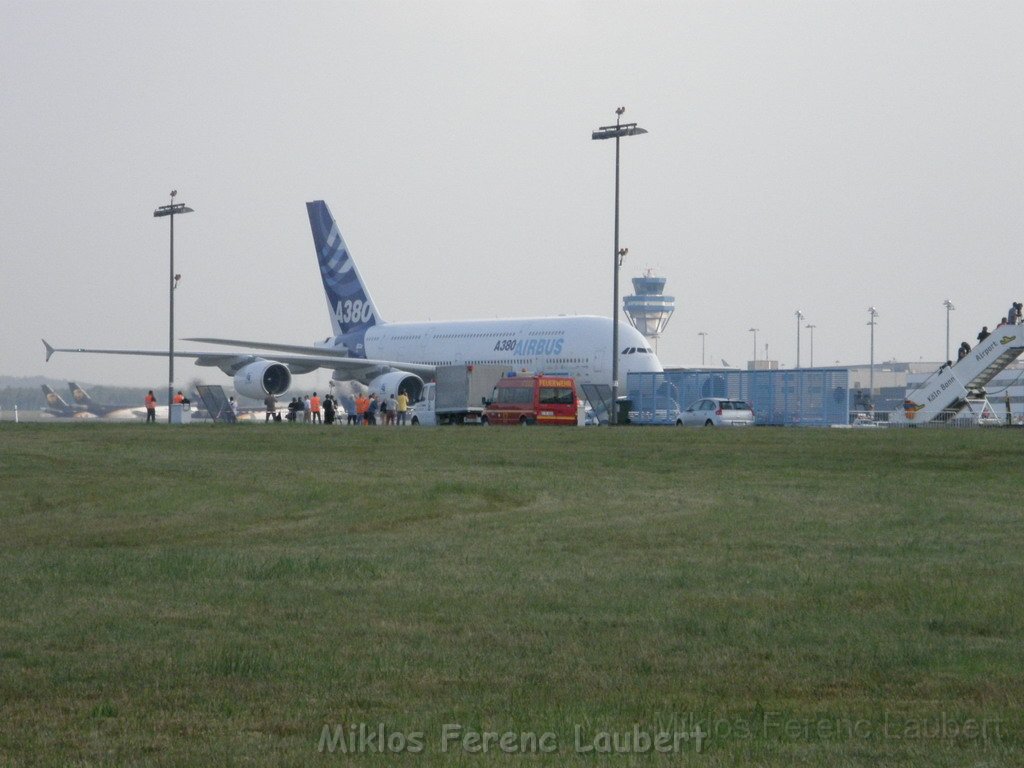 Warten auf den Airbus 380 Koeln Bonn P331.JPG